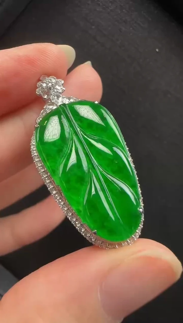 颈饰18K金镶嵌翡翠052叶子一个