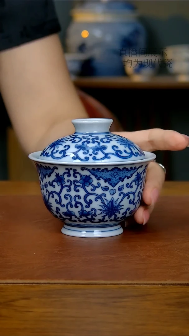 陶瓷缠枝蝙蝠两才盖碗（柴窑）