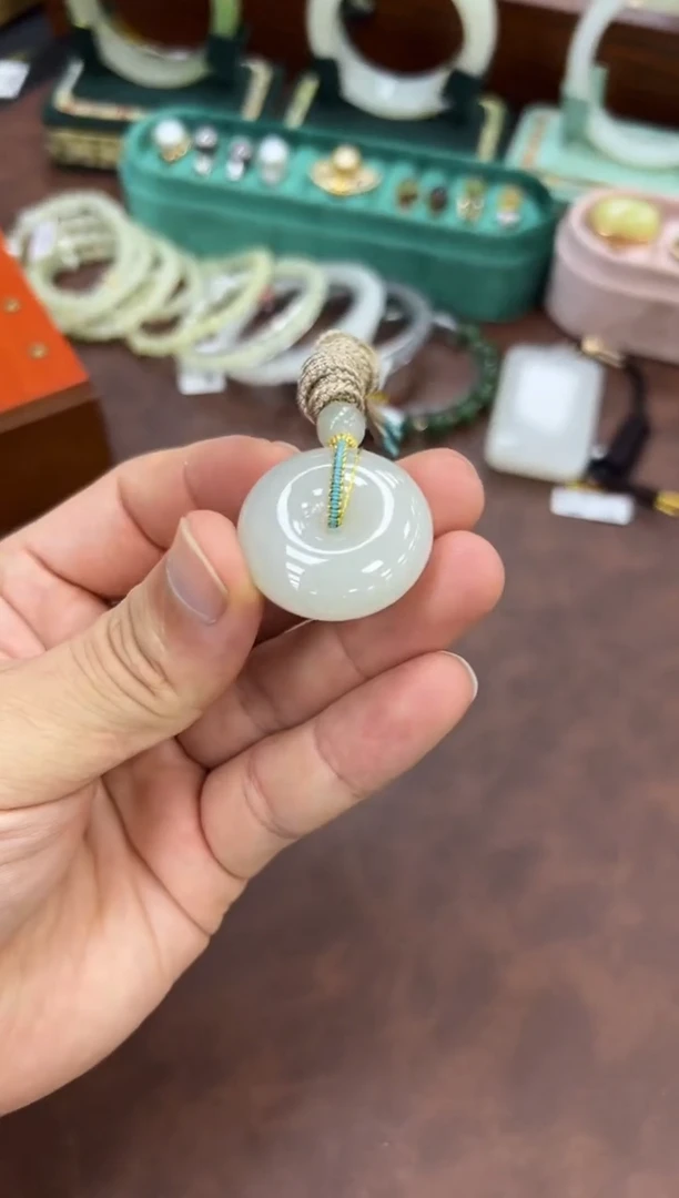 颈饰未镶嵌和田玉野牛沟平安扣