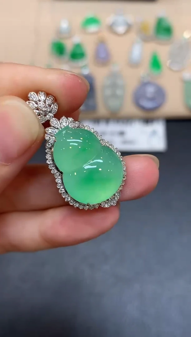 颈饰18K金镶嵌翡翠葫芦【无服务费