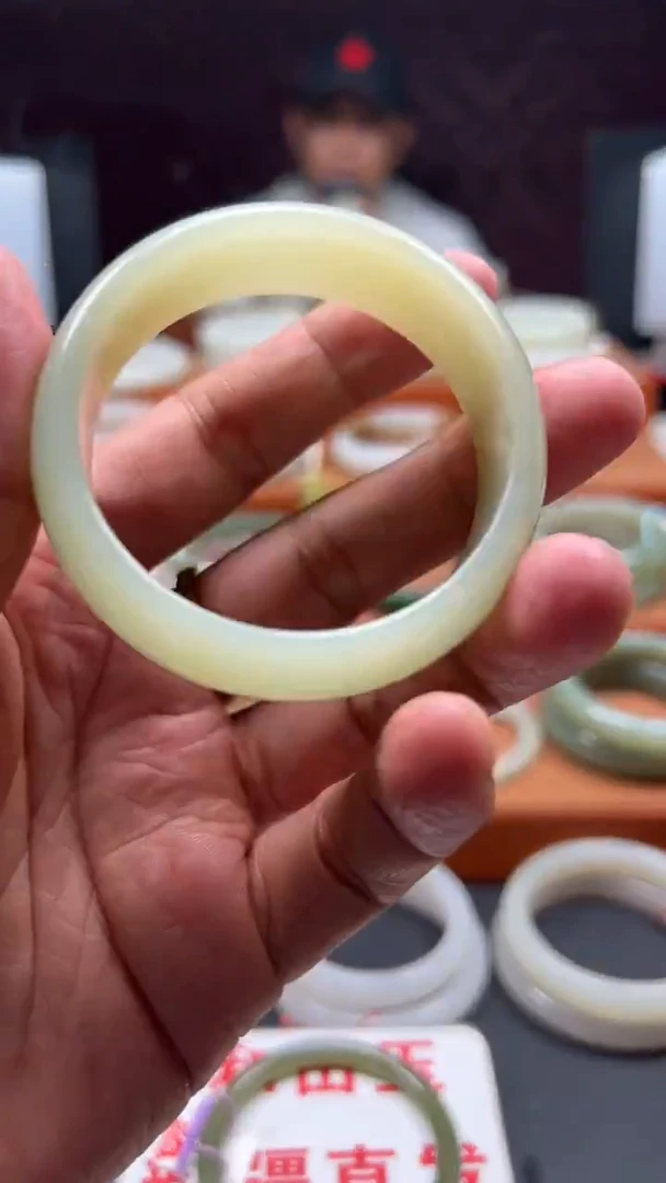 未镶嵌手镯和田玉和田玉手镯