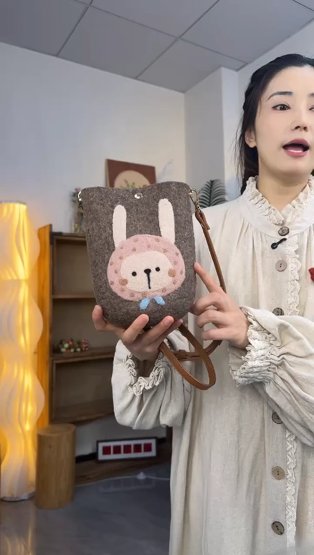 羊毛非遗纯手工包  手机包兔子