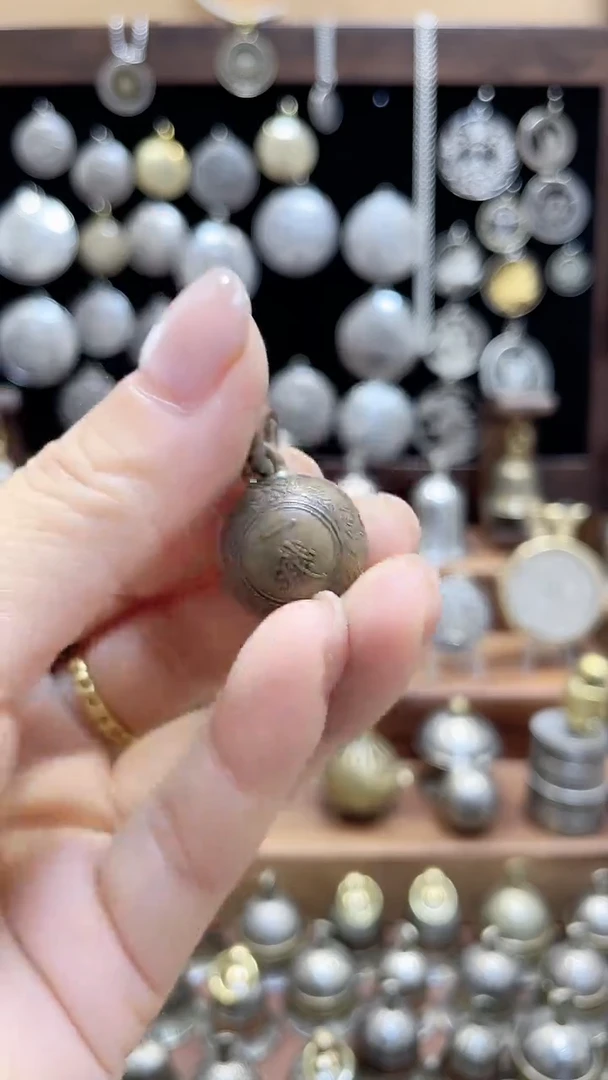 花岗石铁合金伟*日本一钱圆铃铛 瑕