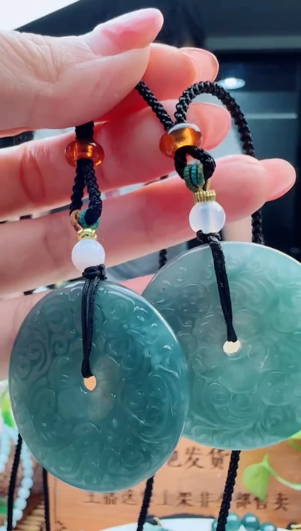 翡翠未镶嵌颈饰多样性发货其中一件