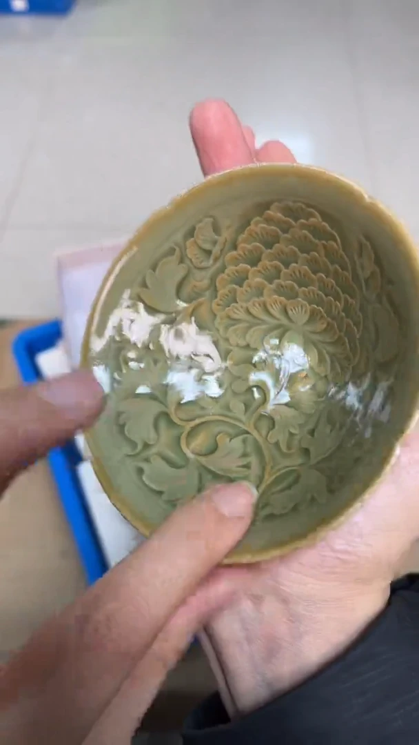 陶瓷纯手工橄榄绿塔牡丹葵口斗笠盏（一个）