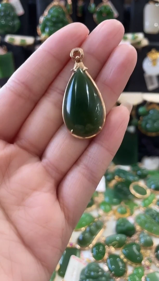 颈饰18K金镶嵌和田玉（碧玉）水滴