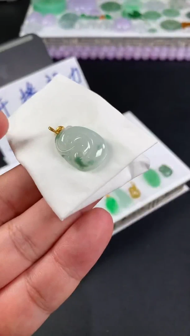 颈饰18K金镶嵌翡翠初*?翡翠