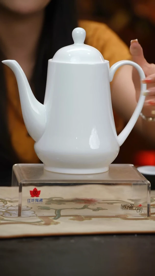 1个微瑕白胎古典大咖啡壶（带盖）（无底款