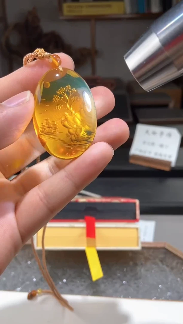 琥珀颈饰未镶嵌蓝珀阴雕山水吊坠
