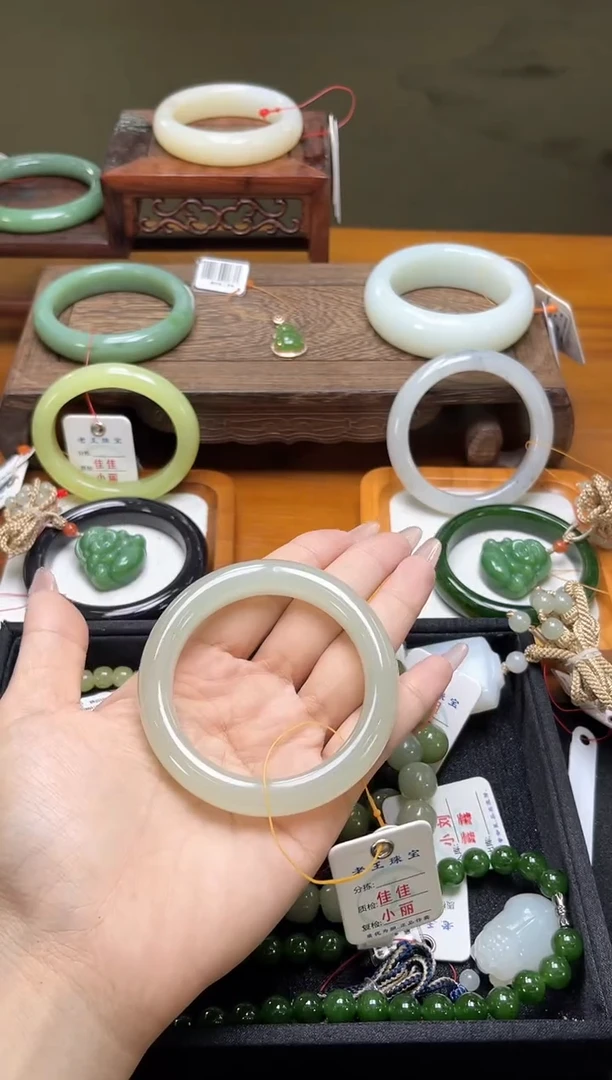 未镶嵌手镯和田玉青海晴水 54+圈