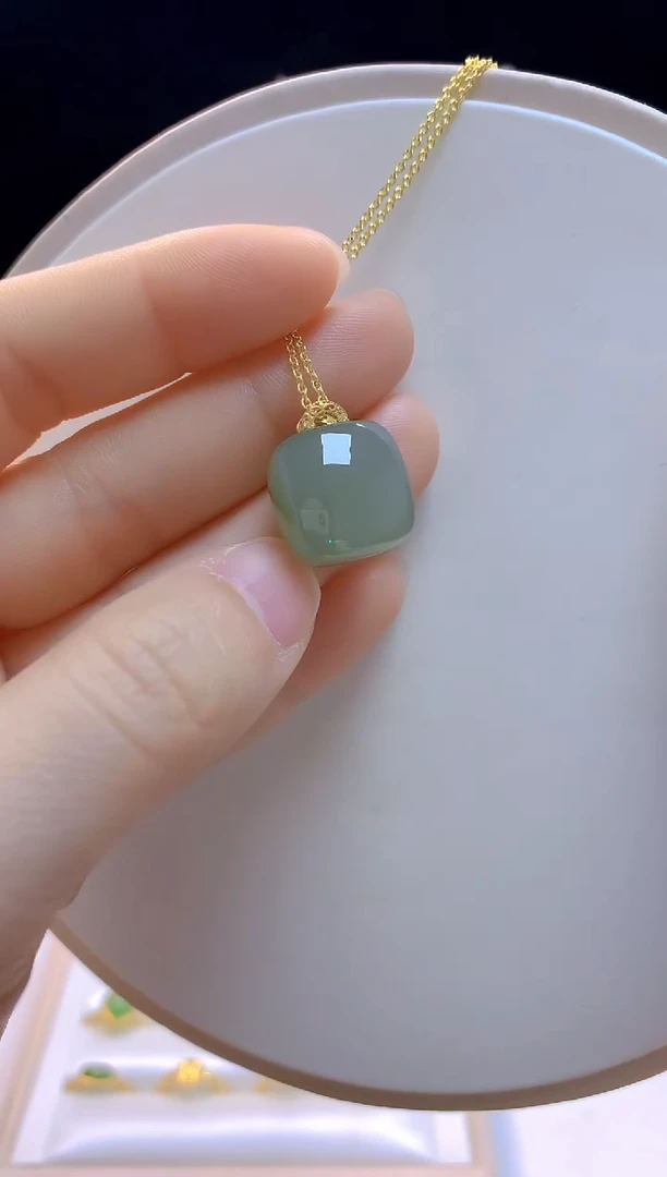 和田玉18K金镶嵌吊坠(赠链)方糖