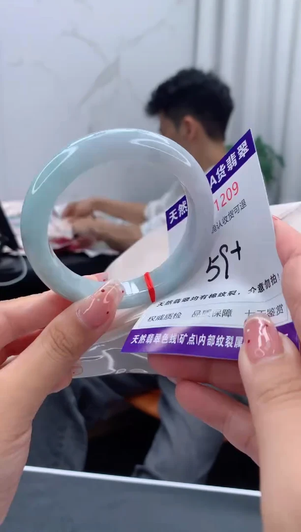 未镶嵌手镯翡翠有纹，完美者勿拍
