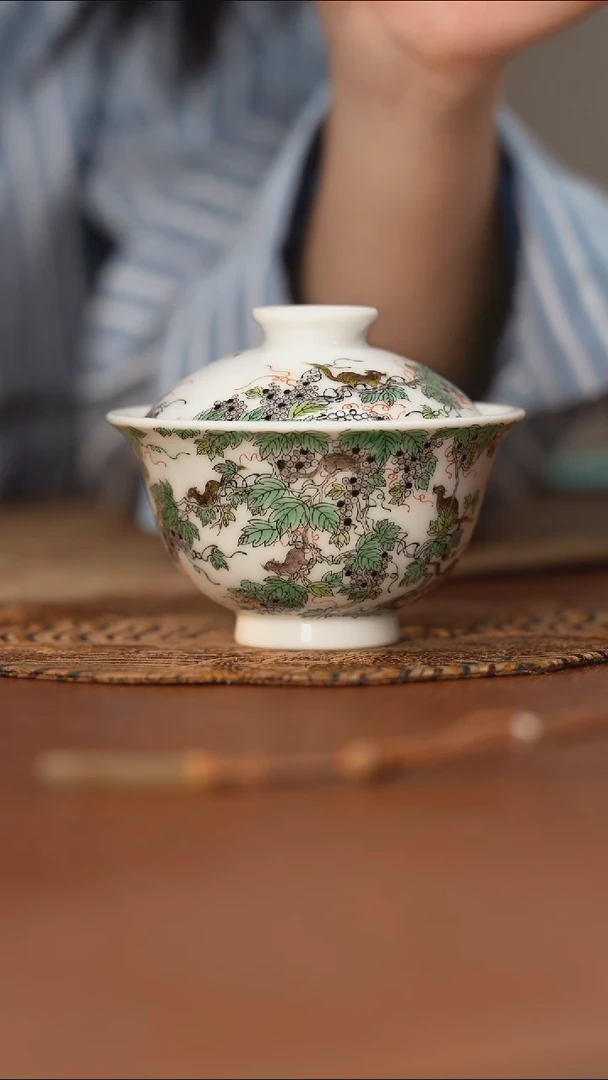 杯艺林怀古五彩松鼠葡萄荆盖碗-