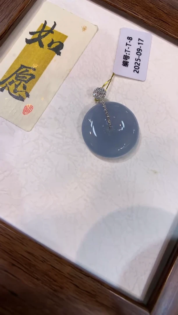 颈饰18K金镶嵌翡翠平安扣