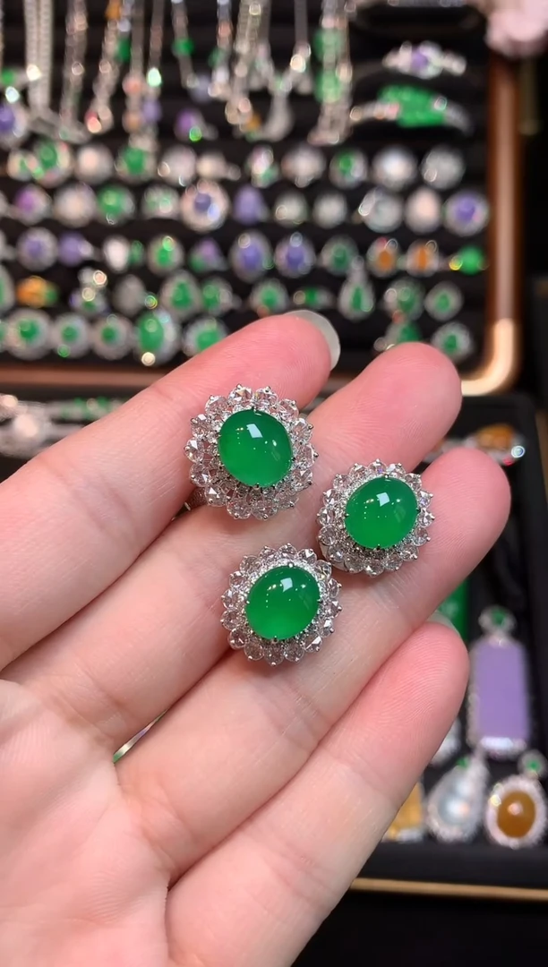 18K金镶嵌翡翠耳饰满绿大蛋面耳包戒指套装