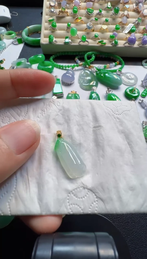 吊坠(不含链)18K金镶嵌翡翠680