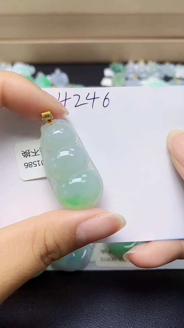 翡翠18K金镶嵌颈饰天然缅甸翡翠A货