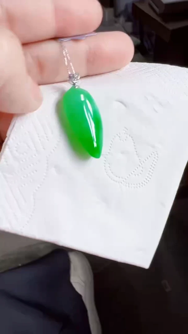 颈饰18K金镶嵌翡翠瓜