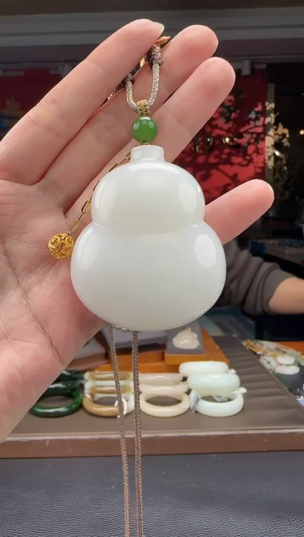 颈饰18K金镶嵌和田玉白玉葫芦
