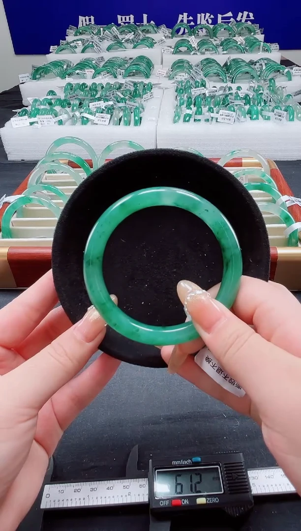 未镶嵌手镯石英质玉（非洲翠）圈口61