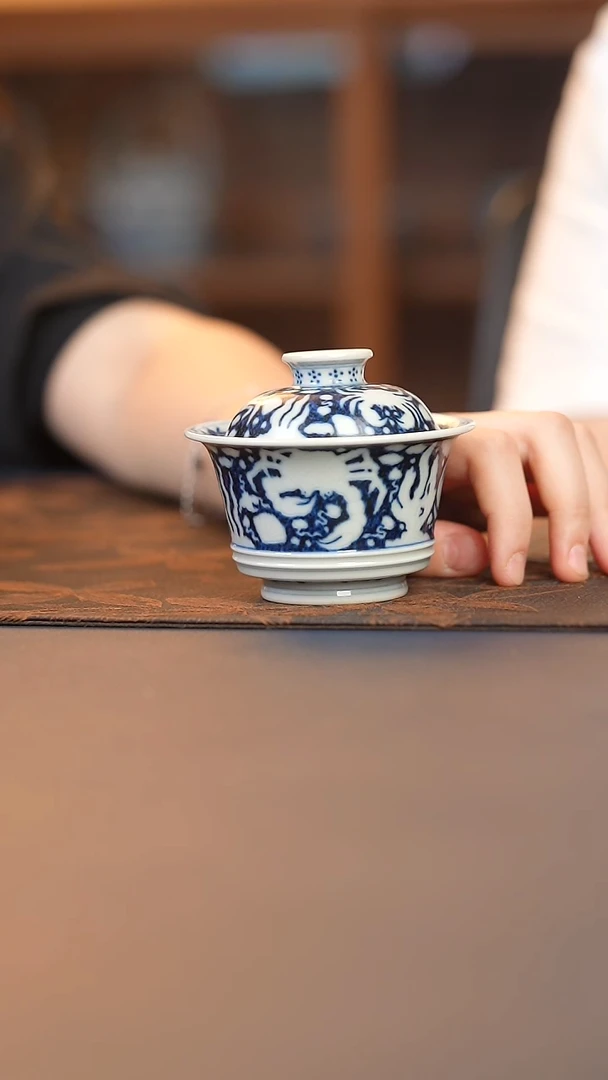 成蕴窑暗刻螃蟹杯