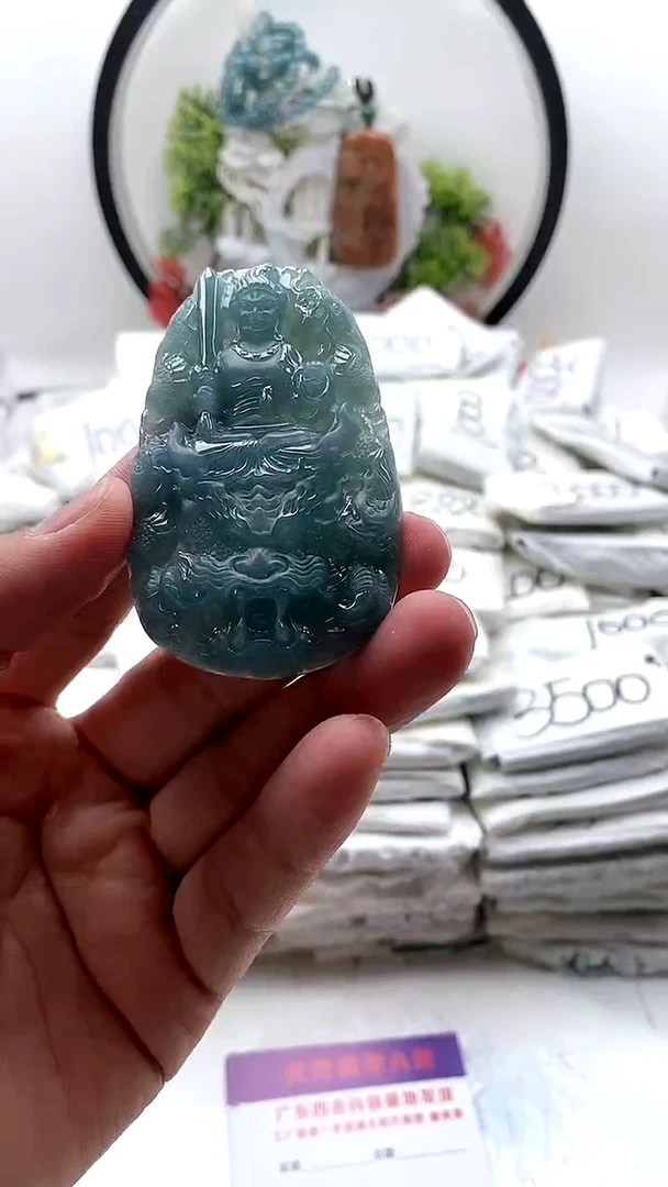 翡翠未镶嵌颈饰不动明王