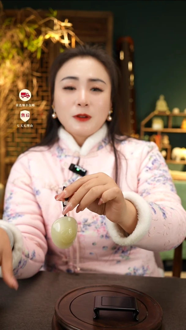 云南石竹叶青雕刻：元宝富甲天下手把件