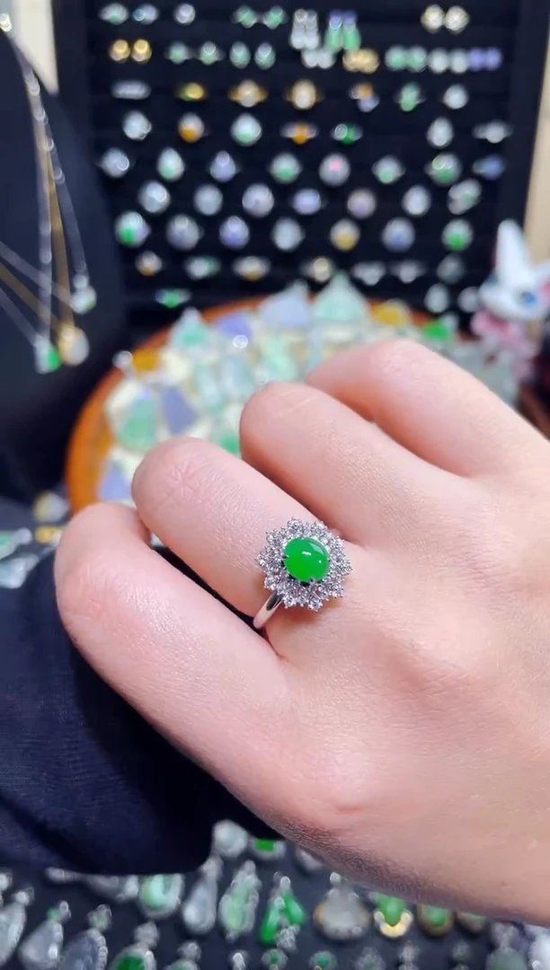 颈饰18K金镶嵌翡翠高冰满绿蛋面戒指