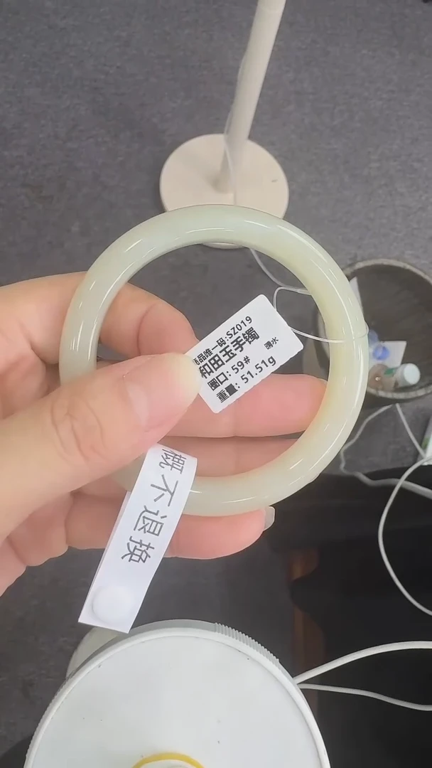 和田玉手镯未镶嵌晴水