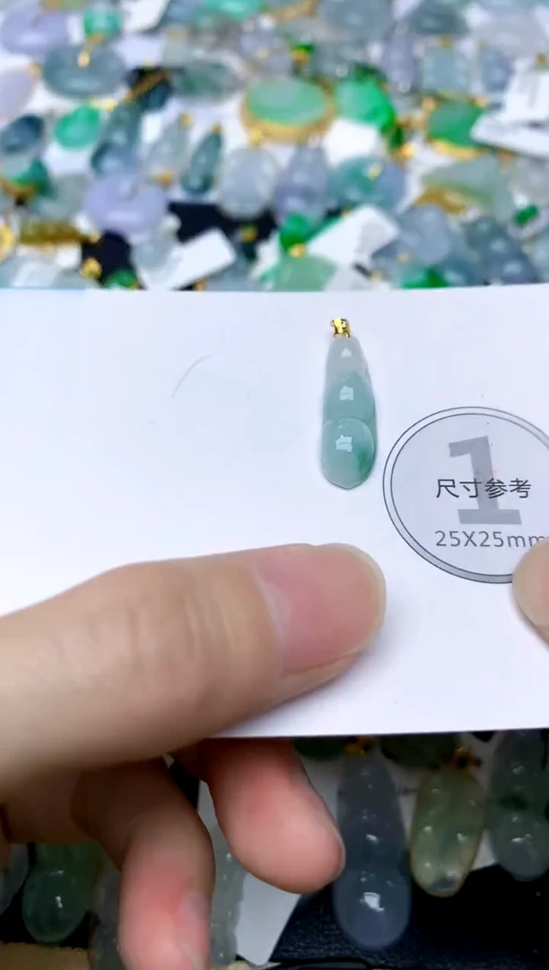 颈饰18K金镶嵌翡翠天然A货翡翠