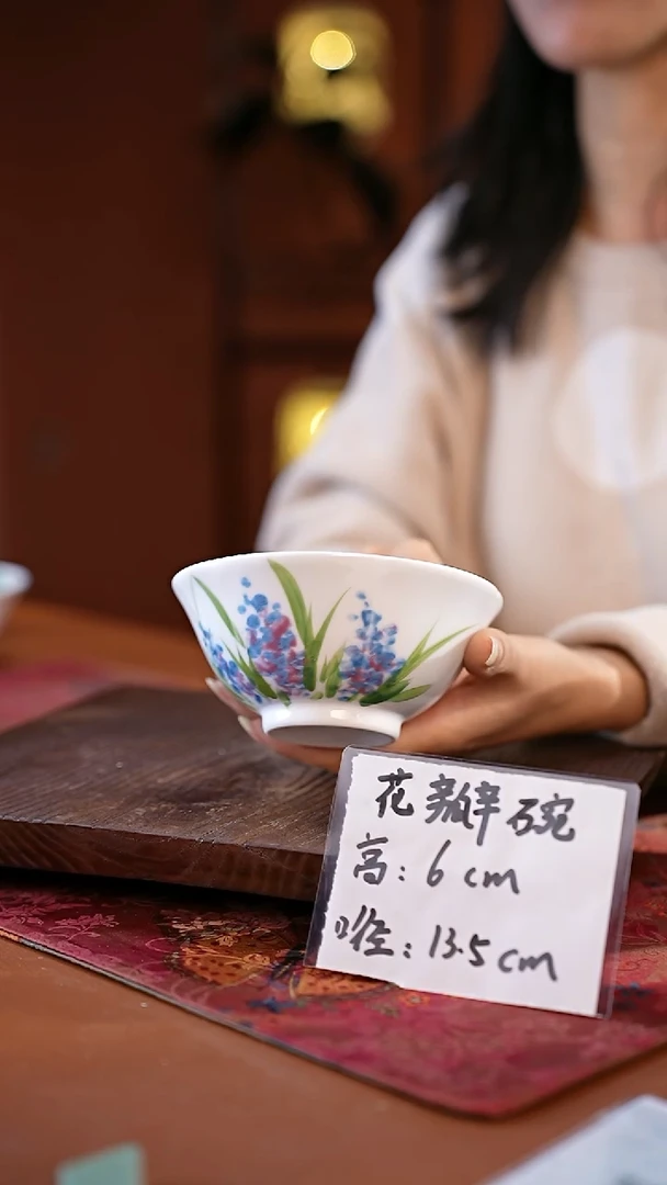 白瓷景德镇釉中彩花瓣碗直径13.5高度6