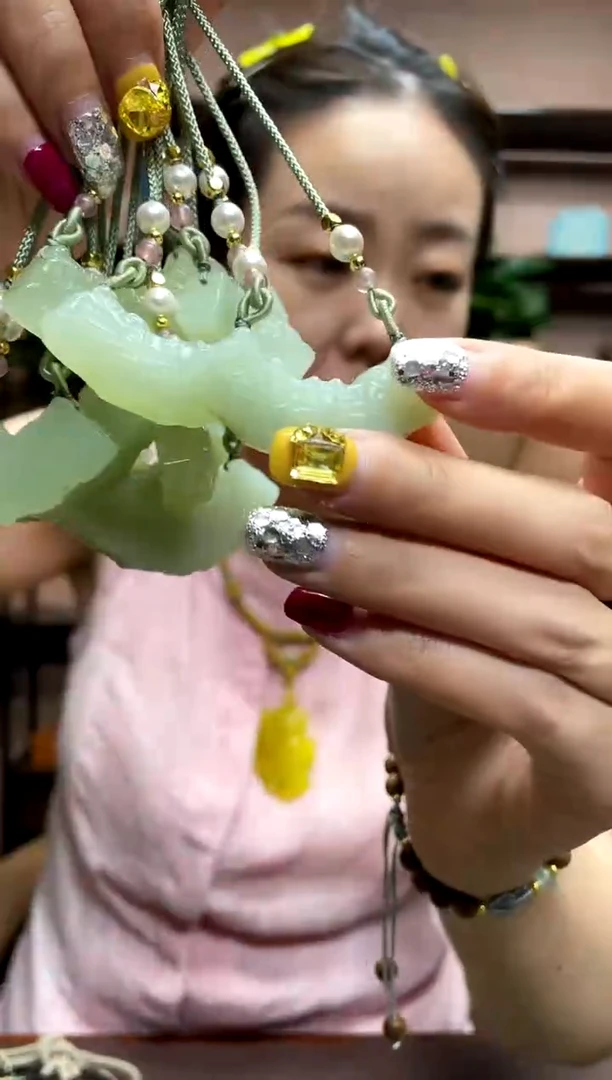 岫玉未镶嵌吊坠多样性发货发其中之一