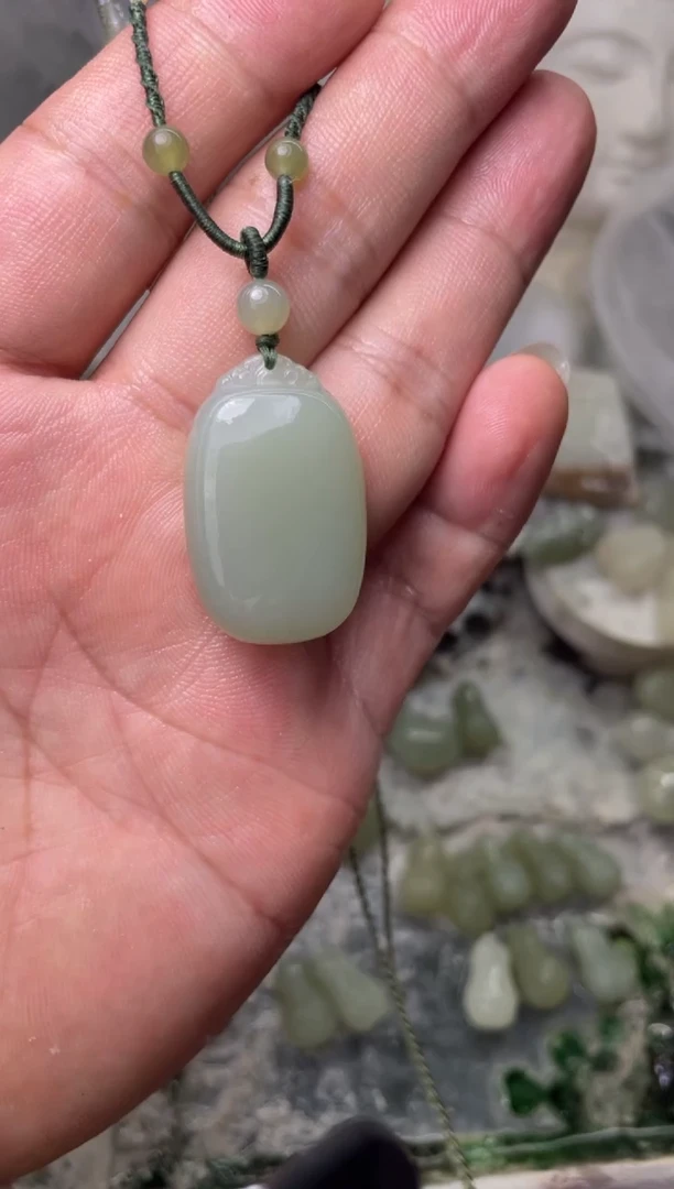 和田玉未镶嵌颈饰.