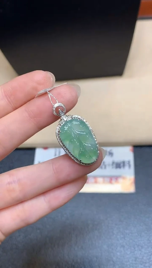 颈饰18K金镶嵌翡翠【无鉴赏期】树叶【无服务费