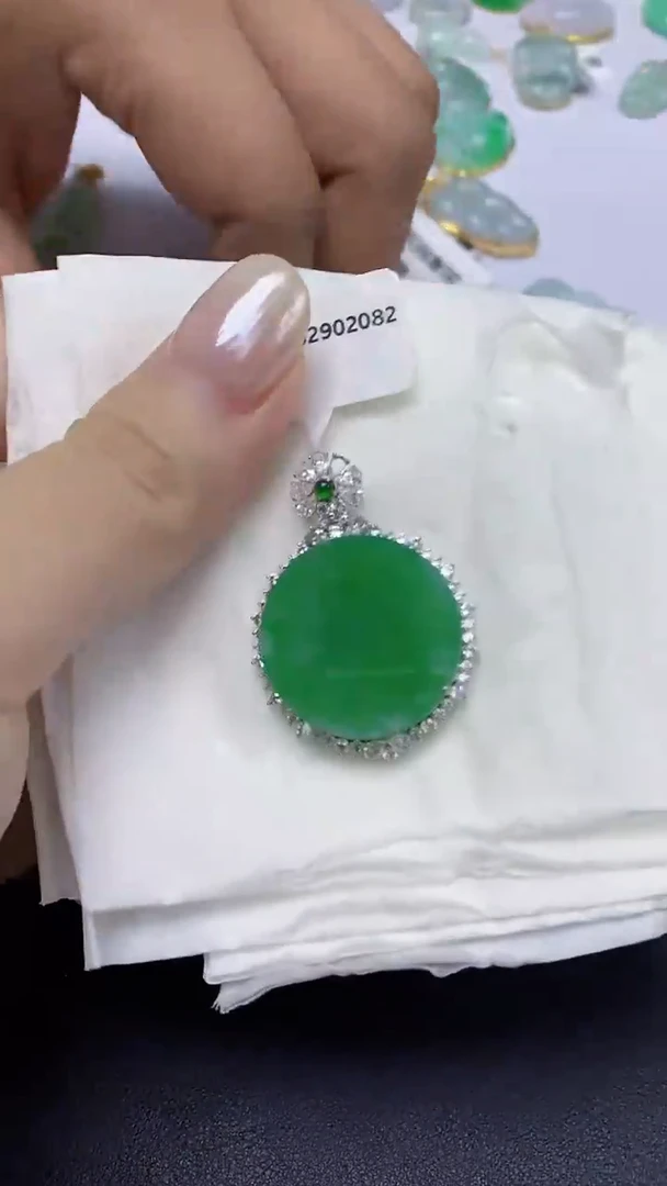 翡翠18K金镶嵌颈饰天然缅甸翡翠A货多样性发其一