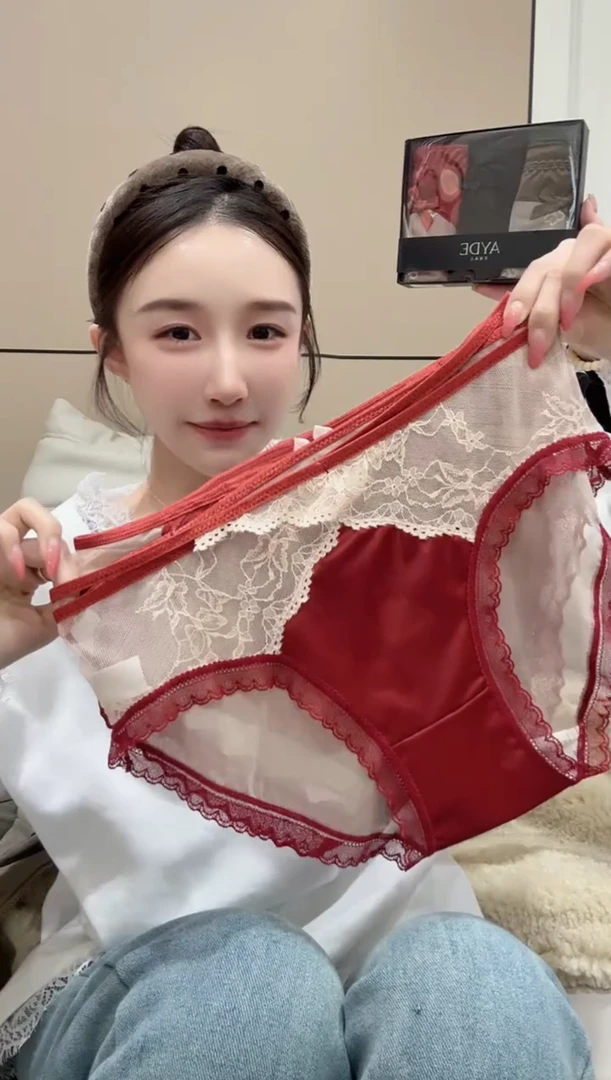 爆款2025新年氛围感性感女人味蕾丝网纱拼接微透舒适本命红色短裤