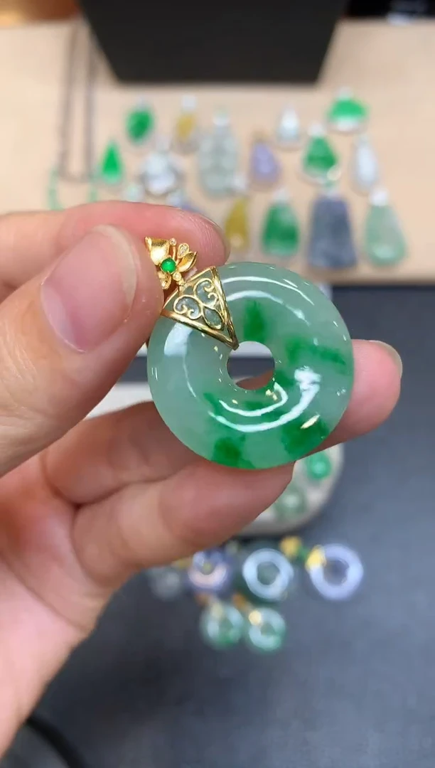 颈饰18K金镶嵌翡翠甜甜圈【无服务费