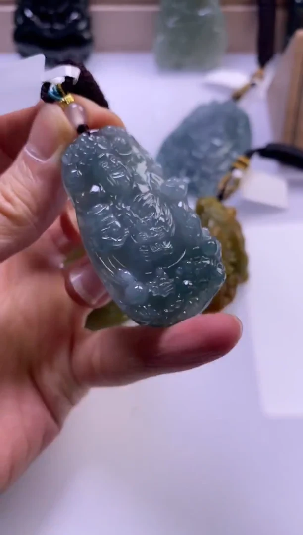 颈饰未镶嵌翡翠