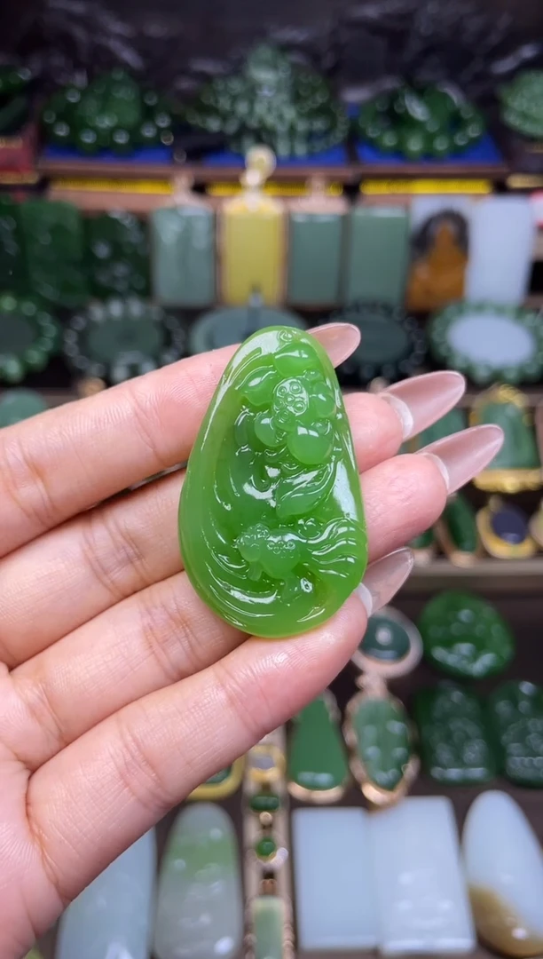 和田玉未镶嵌颈饰苹果绿吊坠