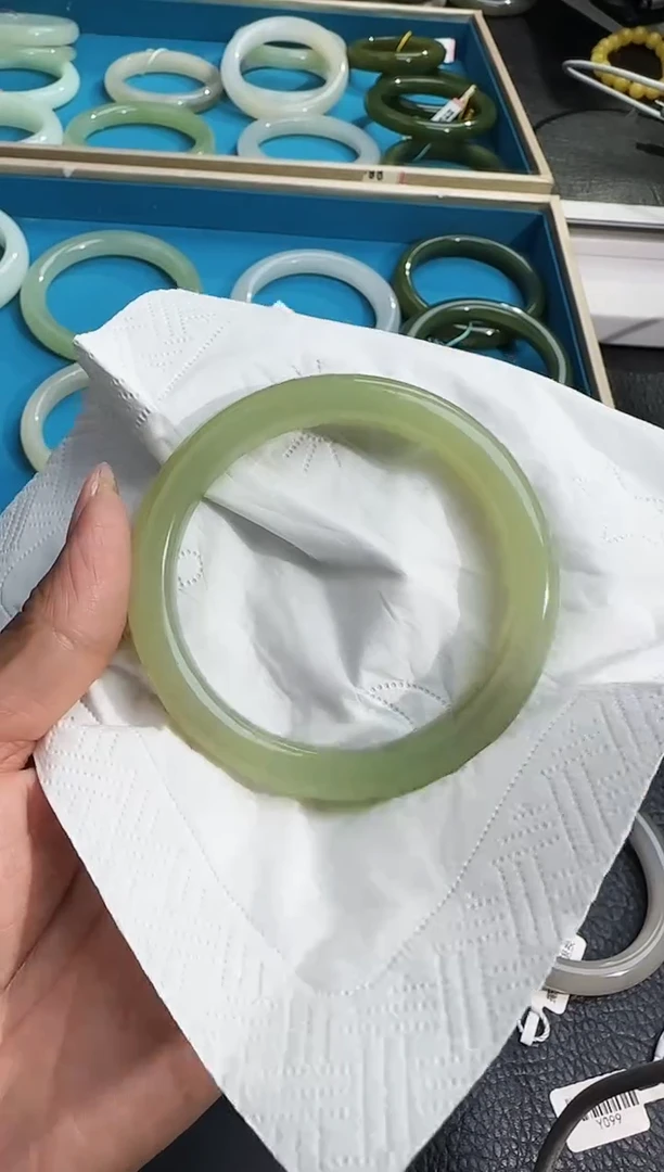 未镶嵌手镯和田玉手镯