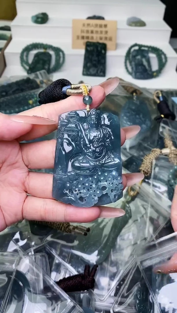 颈饰未镶嵌翡翠