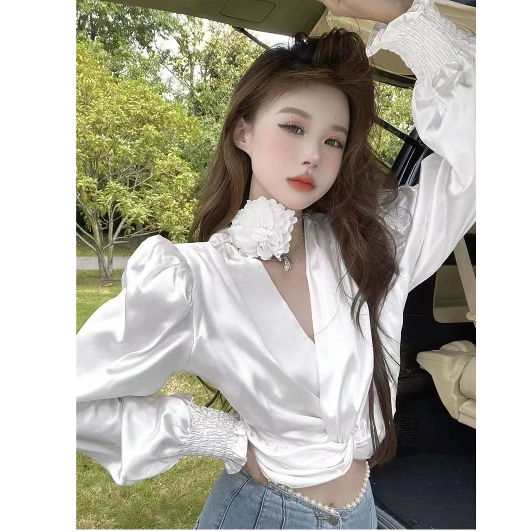 【春歌】法式轻熟风V领衬衫显瘦泡泡袖缎面衬衣独特别致短款上衣
