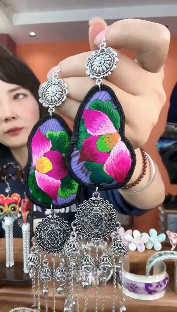 非遗手工苗绣苗银首饰