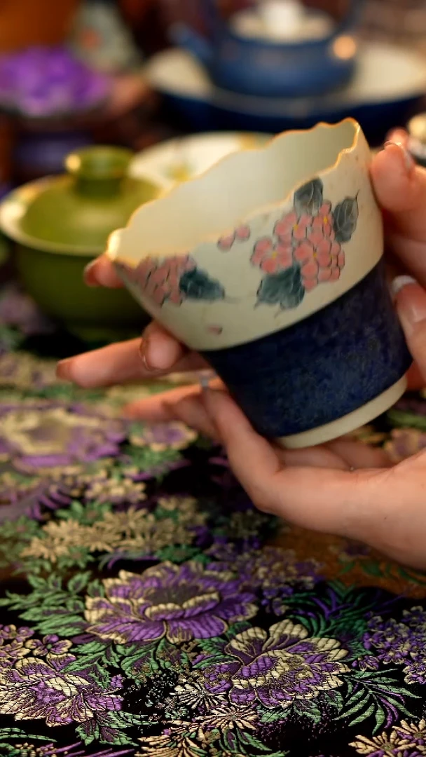 焦糖绣球手握咖啡杯·····