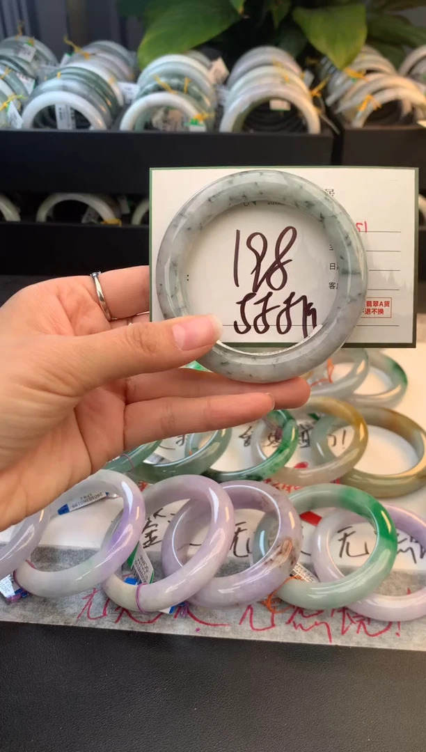 未镶嵌定制翡翠毛货需精细抛光+多人