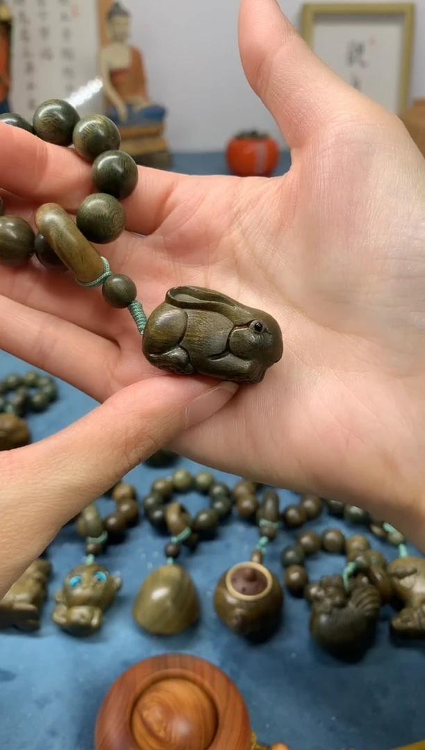 【闪购商品】维腊木（绿檀）把件玉兔 盘玩件