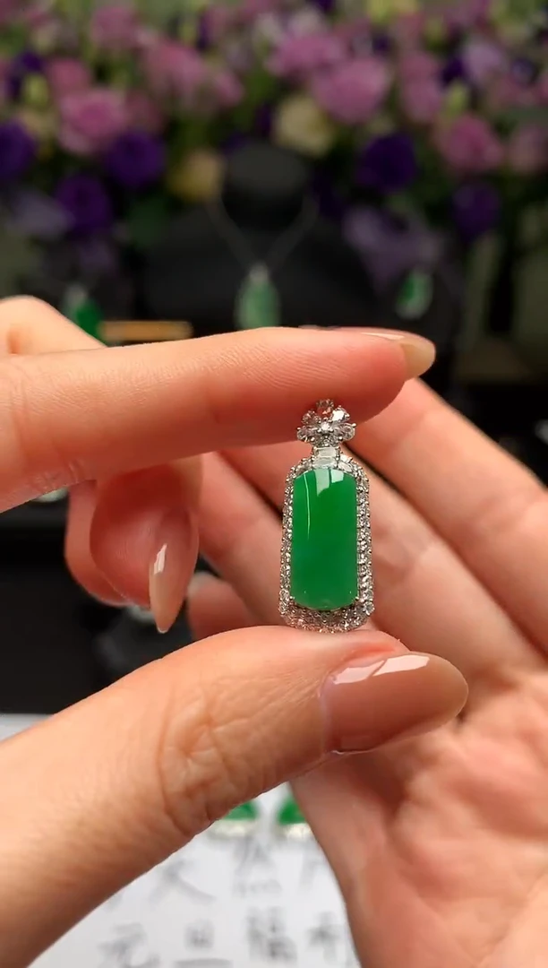 颈饰18K金镶嵌翡翠无事柱