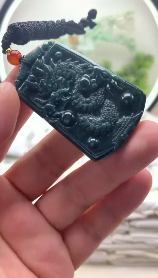 颈饰未镶嵌翡翠龙牌