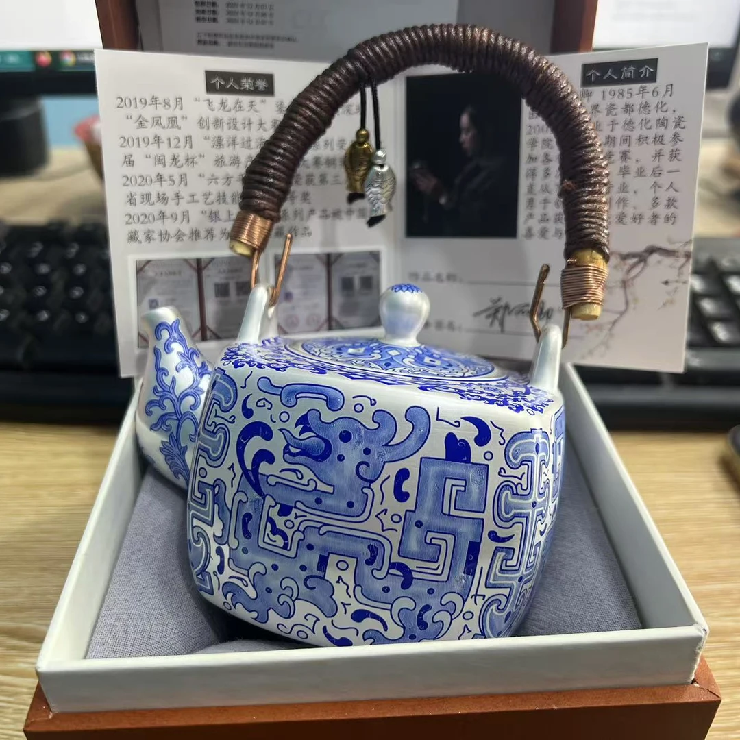 青花狮龙纹提梁银壶