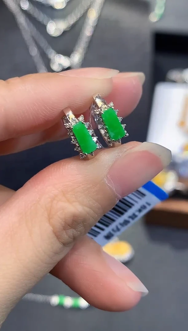 18K金镶嵌翡翠耳饰L多样性发其一